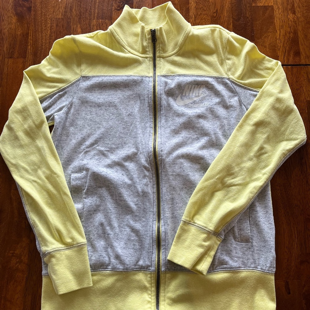 Nike Women's Small lightweight zip jacket.